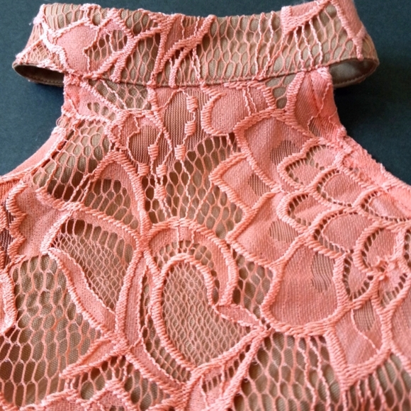 Guess Peach Lace Halter Top. Juniors Small - Picture 4 of 6